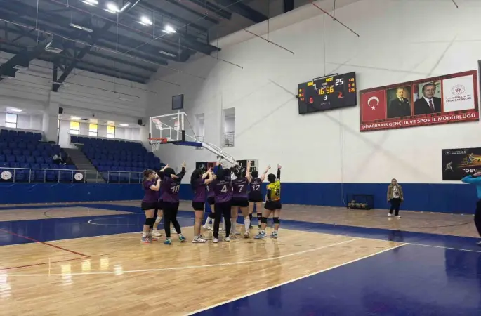 Muş Sultan Alparslan Yurdu Kız Voleybol Takımı yarı finale yükseldi
