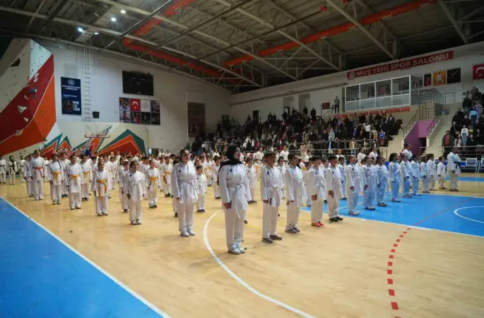 Muş’ta 300 karateciden öğretmenlerine anlamlı sürpriz
