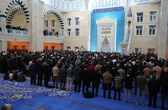 Muş’ta Kadir Gecesi dualarla idrak edildi
