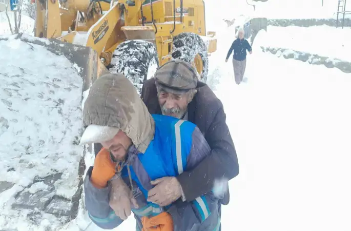 Muş’ta kapalı köy yollarında mahsur kalan hastalar ekiplerce kurtarıldı
