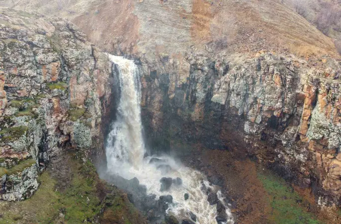 Muş’ta kar sularının erimesi ile şelale ve akarsular coştu
