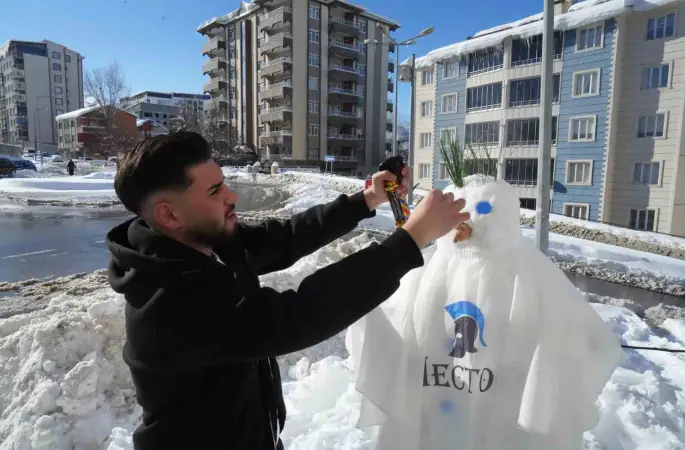 Muş’ta karı eğlenceye dönüştüren berberler, kardan adamı tıraş etti
