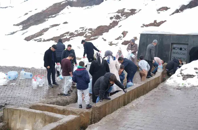 Muş’ta şebeke suyunda bakteri tespit edildi, vatandaşlar çeşmelere akın etti
