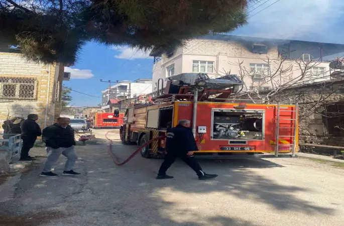 Mut’ta bir evin çatı katında çıkan yangın korkuttu
