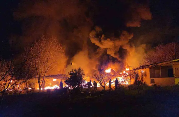 Muz deposu alevlere teslim oldu: 3 saatte kontrol altına alındı
