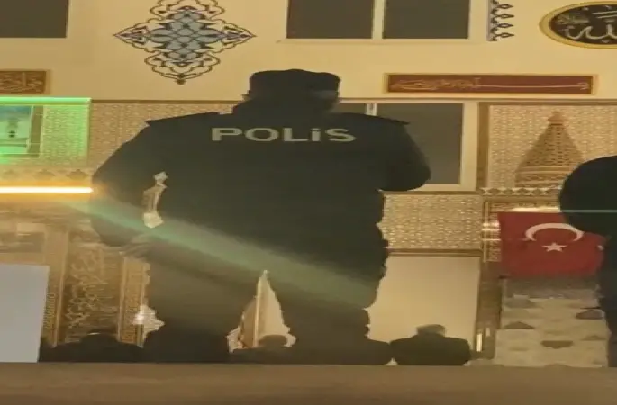 Namaza giden ilçe emniyet müdürü müezzinlik yaptı
