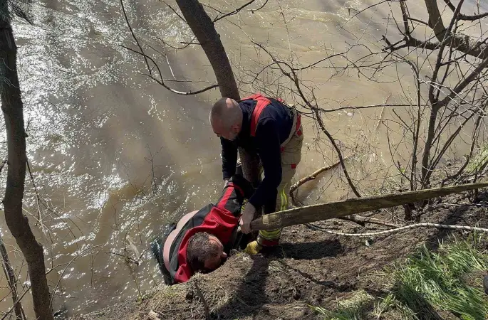 Nehre düşen kişiyi kurtarmak için zamanla yarış: Can pazarı yaşandı
