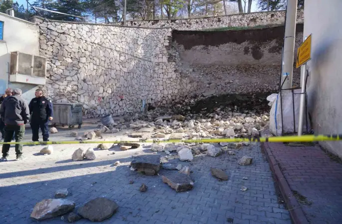 Niğde Kalesi’nde çöken istinat duvarının molozu kaldırılıyor
