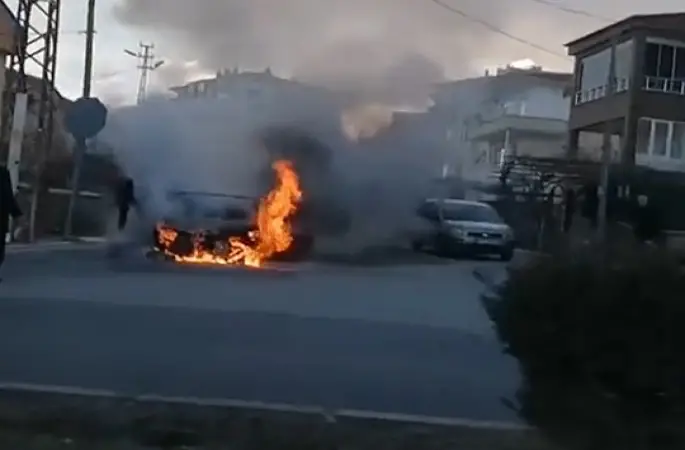 Niğde’de park halindeki otomobil alev alev yandı
