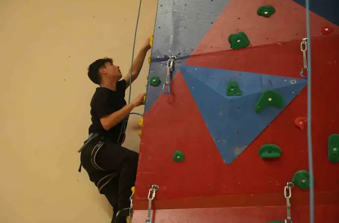 Niğde’deki tırmanış duvarı geleceğin dağcılarını yetiştirecek
