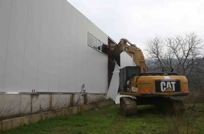 Nilüfer’de iki kaçak iş yeri yıkıldı
