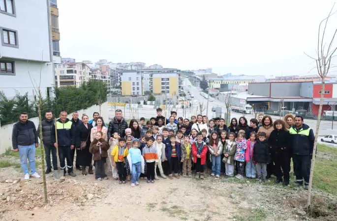 Nilüfer’de minikler doğa için fidan dikti
