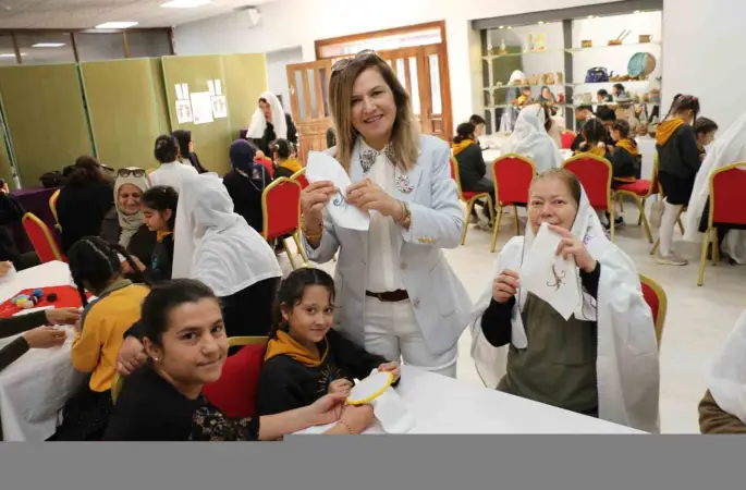 Nineler ve torunları mendil geleneğinde buluştu: Ellerini öptükleri ninelerinin sardığı mendillerden hediyelerini aldılar
