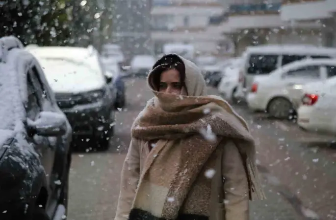 Nisan ayında lapa lapa kar yağışı: Kent merkezini beyaza bürüdü
