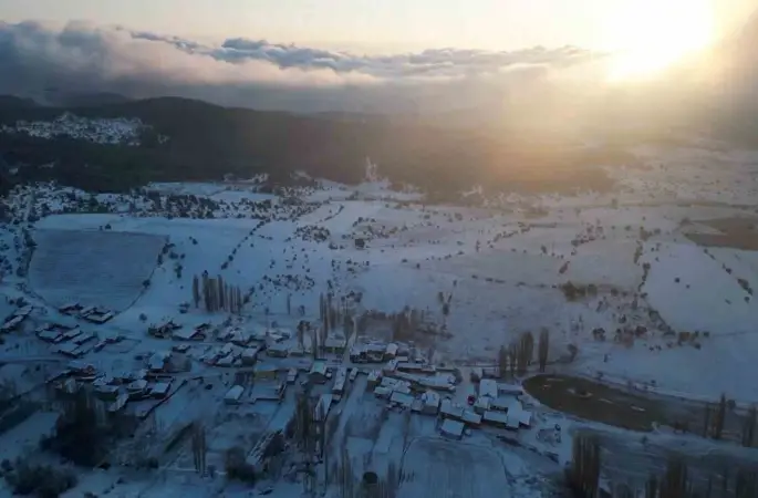 Nisan yağan kar mahalleyi beyaz örtü ile kapladı

