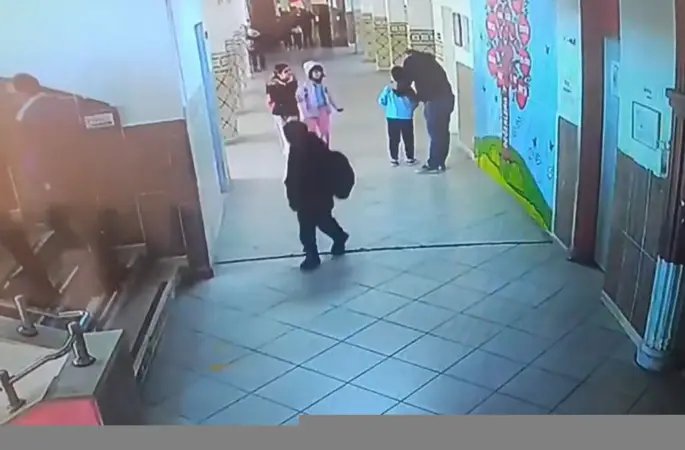 Nöbetçi öğretmen Heimlich manevrası ile öğrenciyi hayata döndürdü
