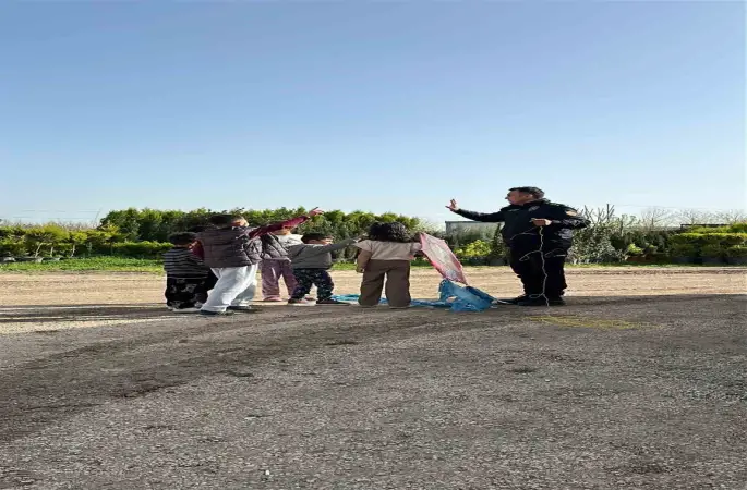 Nusaybin’de çocukların uçurtma sevincine polis ağabeyleri de ortak oldu
