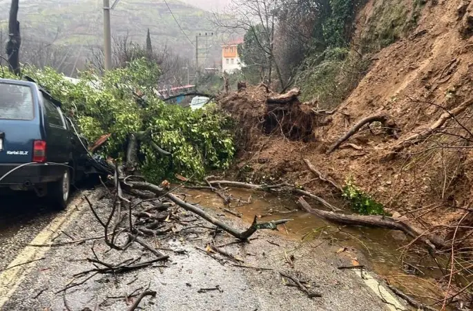 Ödemiş’te heyelan: Göçük altında kalan araç hurdaya döndü
