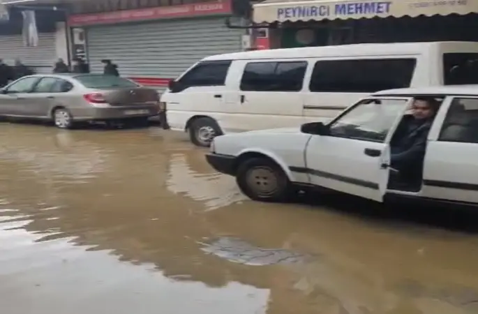 Ödemiş’te sağanak yağış hayatı olumsuz etkiledi
