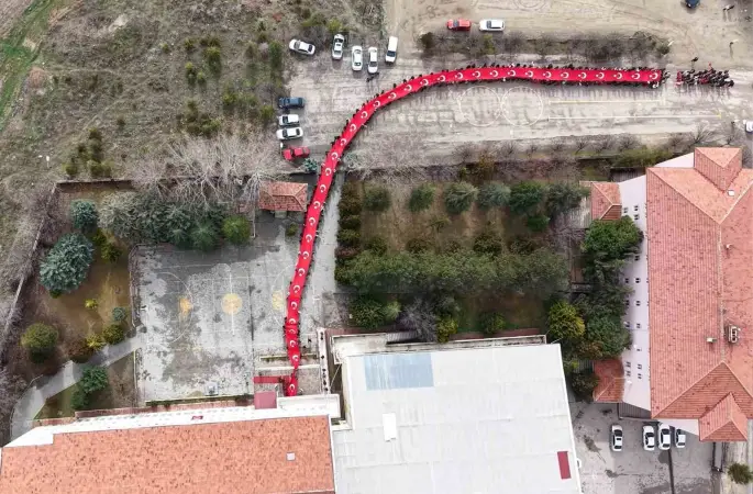 Öğrenciler, 150 metrelik dev Türk bayrağıyla okula giriş yaptı
