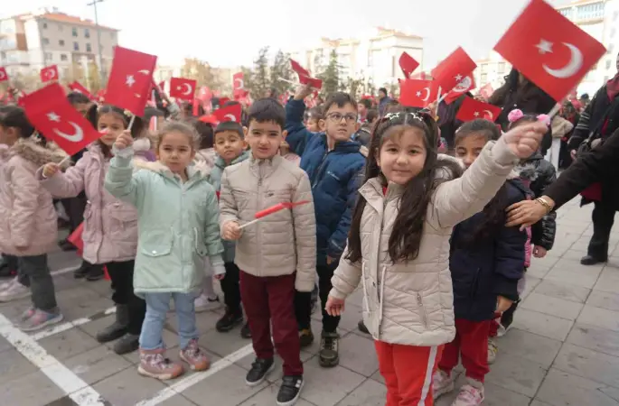 Öğrenciler ikinci döneme ’Bayrak Sevgisi’ temasıyla başladı
