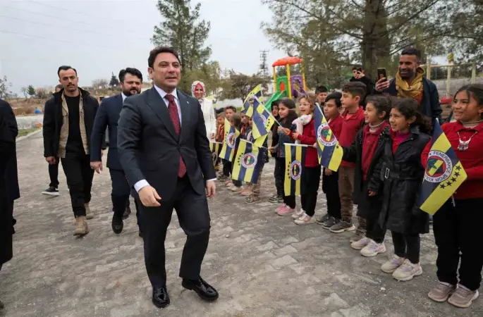 Öğrenciler kaymakamı Fenerbahçe bayraklarıyla karşıladı
