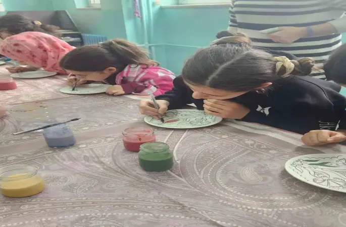 Öğrencilerden çini boyama etkinliği
