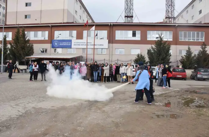 Öğrencilere ’Afet Farkındalık Eğitimi’ verilip tahliye tatbikatı düzenlendi
