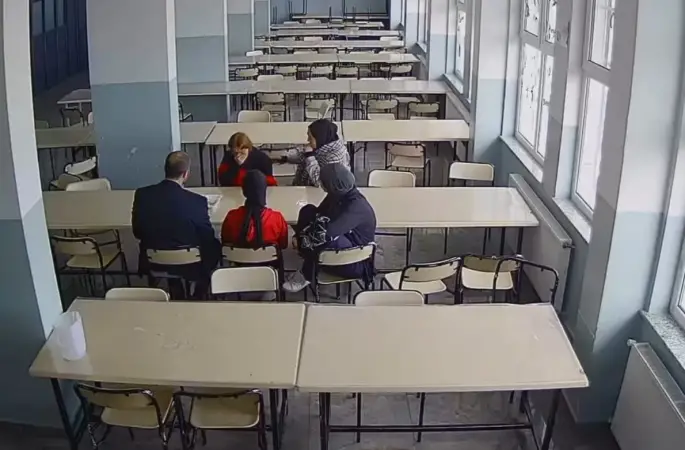 Öğrencisini Heimlich manevrasıyla kurtardı
