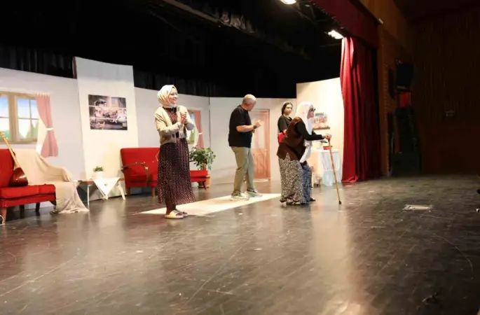 Öğretmenlerin sahnelediği "İdeal Aile Reçetesi-2" oyunu ilgi gördü
