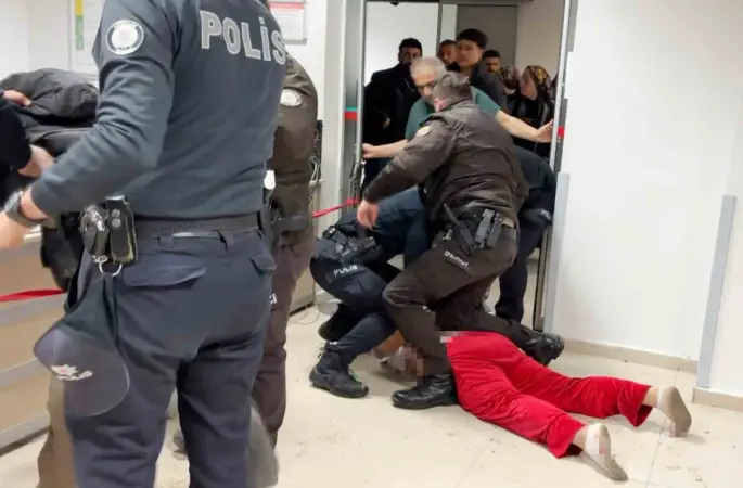 Oğul annesinin sevgilisini bıçakladı, anne ise polis memurunu tokatladı
