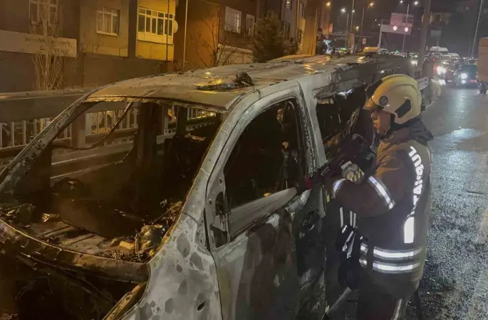 Okmeydanı’nda ticari takside yangın: Yolcular son anda tahliye edildi
