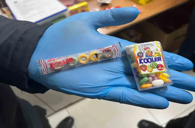 Okul kantini denetleyen zabıta son kullanama tarihi geçmiş ürünlere el koydu
