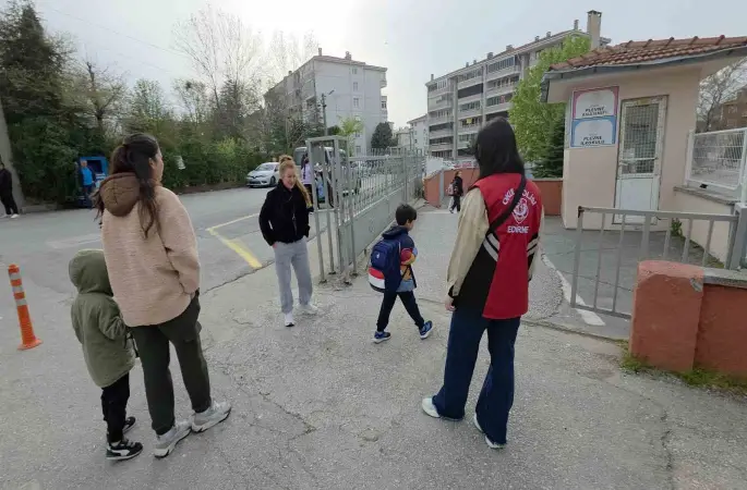 Okul önlerinde sıkı denetim
