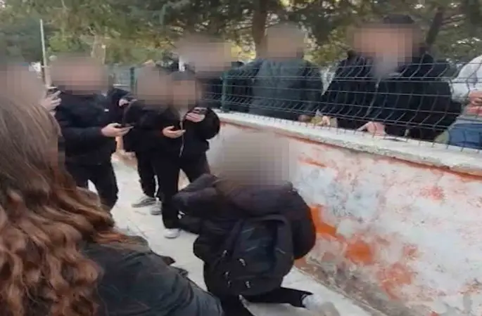Okul önünde akran zorbalığı kameraya yansıdı: Diz çöktürüp zorla özür dilettiler
