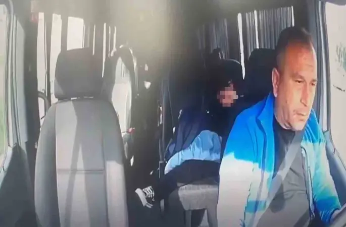 Okul servisi ile kamyonet kafa kafaya çarpıştı: Emniyet kemeri takılı olmayan öğrenci koridora uçtu
