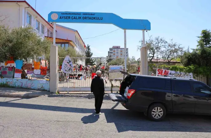 Okuldaki saldırıdan kurtulan öğrenci annesiyle okula gelip eşyalarını aldı
