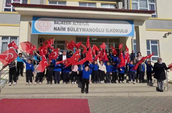 Okullarda Türk bayraklı tören
