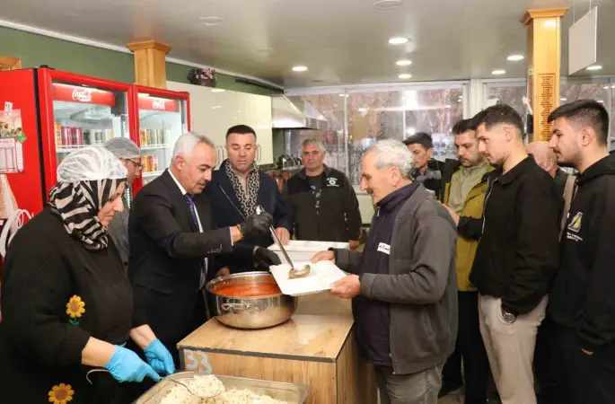 Oltu Belediyesi günlük 500 kişiye iftar yemeği veriyor
