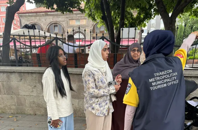 On binlerce turiste hizmet verdiler
