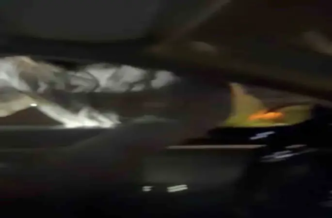 Önce araca saldırdı, ardından araçtakileri bıçakladı... O anlar kamerada
