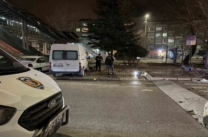 Önce kıyafetlerine laf etti, sonra bıçakladı: 3 yaralı
