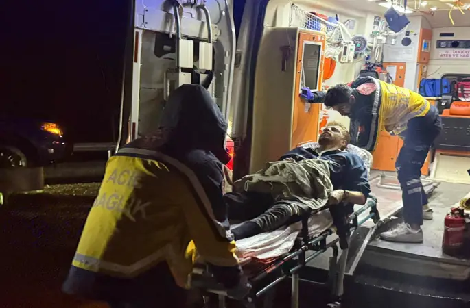 Önce refüje ardından bariyerlere çarptı: 2 yaralı
