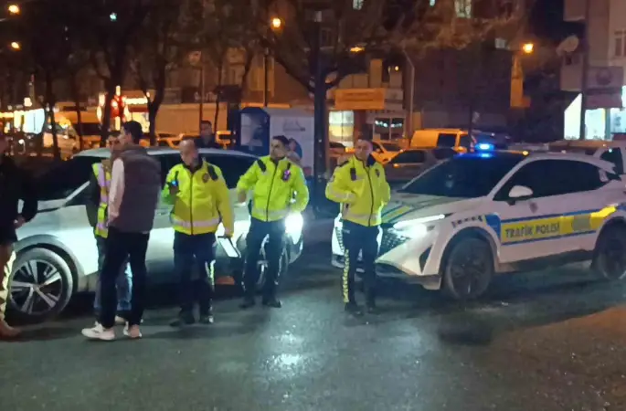 Önce yayaya ardından park halindeki araca çarpıp kaçtı
