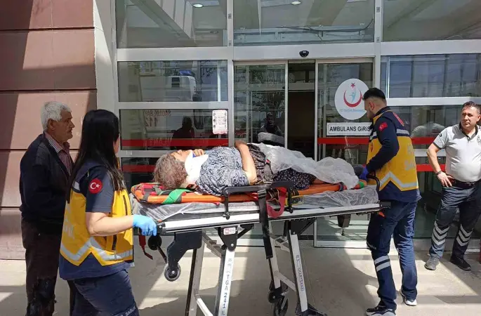 Önce yolcu düştü, sonra motosiklet devrildi: 2 yaralı
