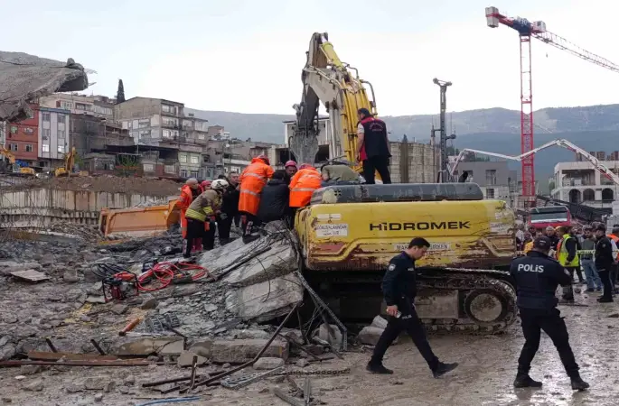 Operatör enkaz altında kaldı: 1 yaralı
