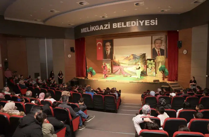’Ormanlar Kralı Ağustos Böceği’ oyunu çocuklarla buluştu
