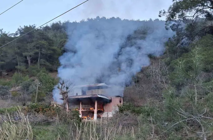 Ormanlık alandaki yayla evi yanarak kullanılmaz hale geldi

