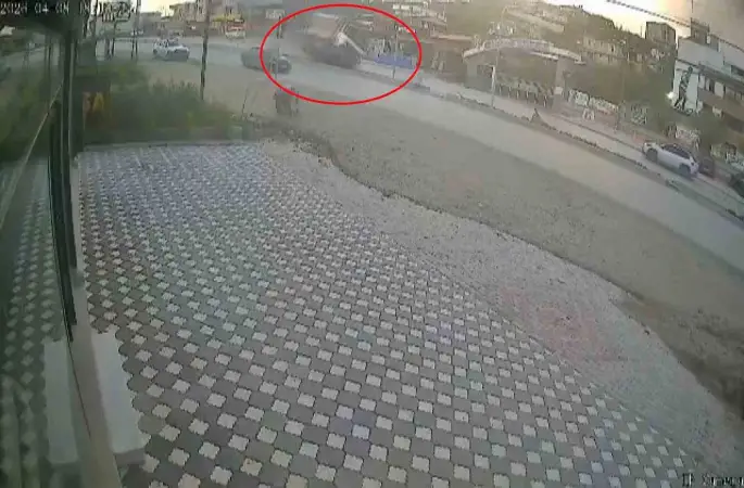 Orta refüje çarpan hafriyat kamyonunun devrildiği anlar kamerada
