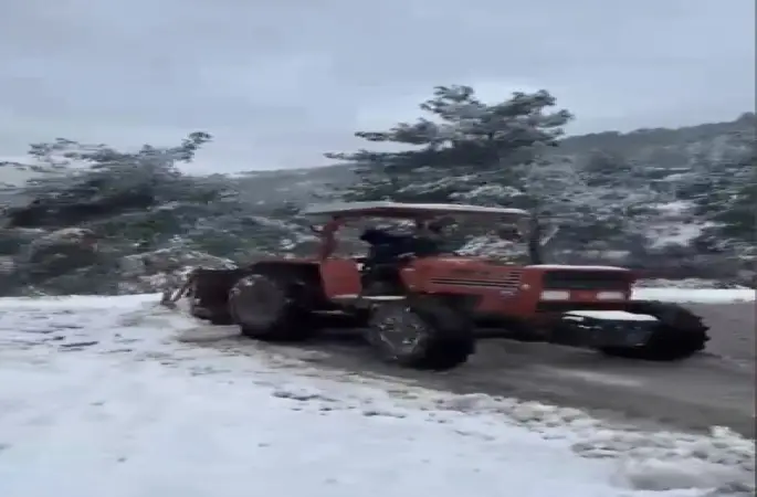 Osmaniye’de kapanan köy yollarını muhtar kendi imkanlarıyla açıyor
